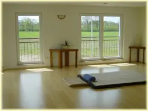 Mein lichtdurchfluteter Shiatsuraum in Kiel mit Blick ins Gr&uuml;ne